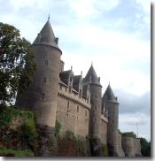 Le Château de Josselin qui domine la rivière Ous